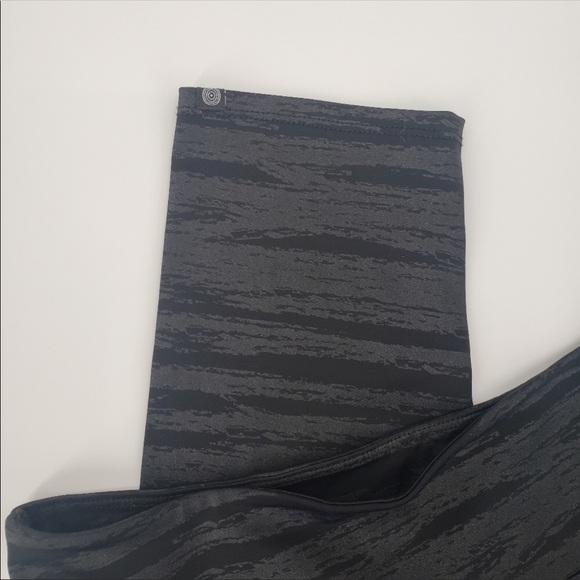 Onzie black striped shimmer print capri leggings  sz M/L - Picture 4 of 7